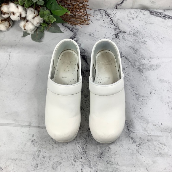 wide nursing clogs